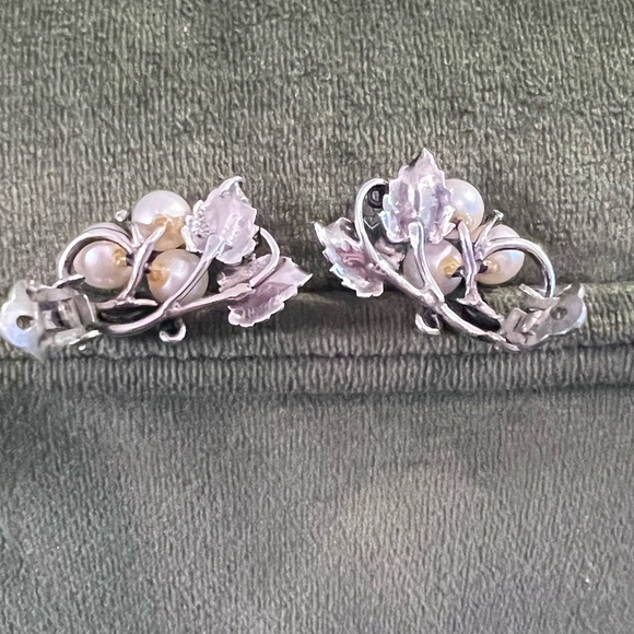 Elegant Ming’s Sterling Silver and Pearl Leaf Clip on  Earrings - Picture 2 of 8